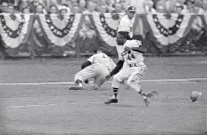 Aaron Upsets Yanks First Baesman During Game of the World Series
