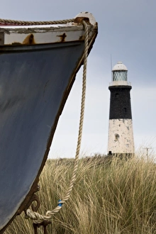 Images Dated 9th February 2017: Abandoned boat and lighthouse, Humberside, England