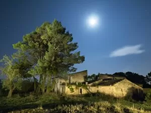 Images Dated 3rd October 2014: Abandoned farmhouse one night of full moon