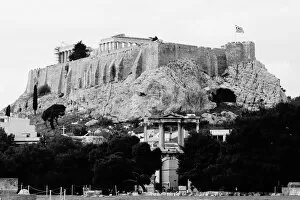 Images Dated 10th April 2016: Acropolis, Pantheon and Arch of Hadrian in Black and White, Athens, Greece