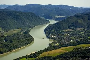 Images Dated 25th August 2014: Aerial view, Wachau with Servite monastery Schloss Schonbuhel Castle on the Danube