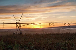Images Dated 3rd June 2009: Agricultural Landscape Picture of Center Pivot Irrigation at Sunset on Farm in Magaliesburg