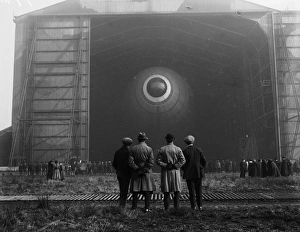 Topical Press Agency Collection: Airship R33