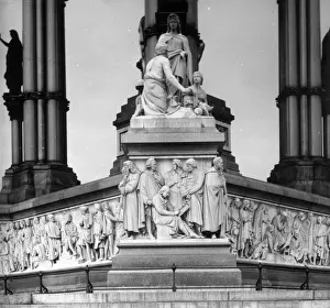 Decoration Europe T Prints: Albert Memorial