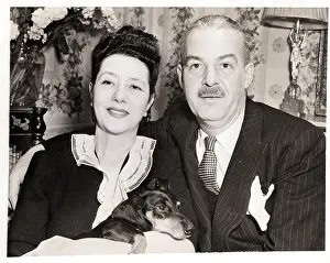 Arm Around Shoulder Prints: Alfred Lunt with Lynne Fontanne and Dog