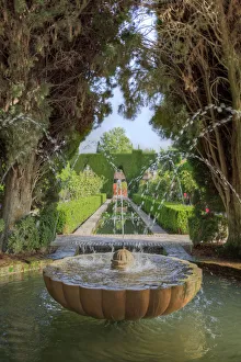 Images Dated 11th August 2011: Alhambra Palace complex courtyard