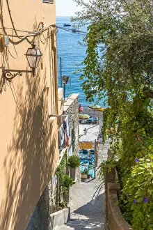 Images Dated 17th October 2017: An alley in the city of Positano