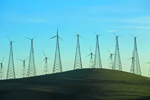 Altamont Pass Wind Farm, largest concentration of wind turbines in world, near Livermore, California, USA