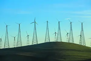 Altamont Pass Wind Farm, largest concentration of wind turbines in world, near Livermore, California, USA