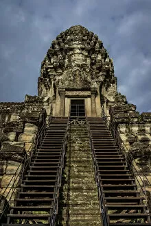 Images Dated 5th October 2015: One of the altars in Angkor Wat