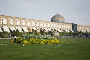 Bazaar Prints: The amazing architecture of Naghsh-e Jahan Square and Lotfollah Mosque in Esfahan, Iran