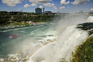 Images Dated 12th August 2015: The American Falls with the Rainbow bridge, Niagara Falls, US