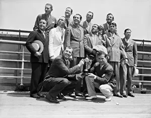Squatting Prints: American Golfers Pose with the Ryder Cup