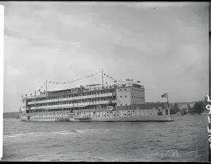 Port Washington Prints: Amphithride Floating Ship