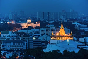 Images Dated 21st September 2012: Ananta Samakhom trone hall and golden pagada