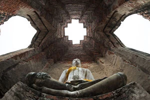 Images Dated 8th January 2016: Ancient Buddha Statue at Ayutthaya Temple, Thailand