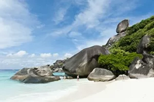 Ao Kueak Beach, white sandy beach with rocks, Sail Rock at the rear, Nationalpark Mu Ko Similan, Ko Similan