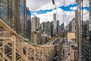 Images Dated 4th March 2017: Approaching Manhattan On The Roosevelt Island Tram