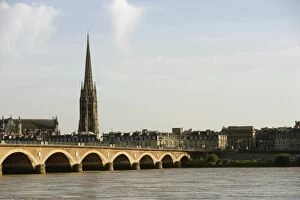 Images Dated 9th June 2006: Arch bridge across a river, Pont de Pierre, St. Michel Basilica, Garonne River, Bordeaux