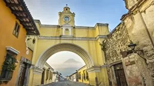 Images Dated 28th January 2017: Arco de Santa Catalina (Santa Catalina Arch) and Volcan de Agua in Antigua Guatemala