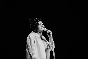 Huty25952 Prints: Aretha Franklin with The Sweet Inspirations, Live at The Philharmonic Hall