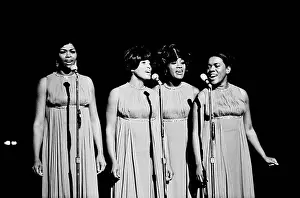 Huty25952 Prints: Aretha Franklin with The Sweet Inspirations, Live at The Philharmonic Hall