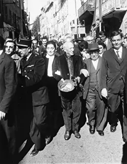 Visual Artists Prints: Artist Pablo Picasso Walking Arm-in-Arm With His Wife and French Communist leader Jacques Duclos