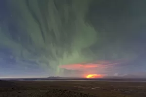 Images Dated 12th September 2014: Ash and gas cloud of the Holuhraun fissure eruption, near the volcano Baroarbunga, northern lights