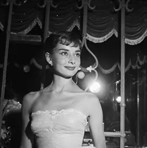 Prints of UNITED STATES - SEPTEMBER 14: September 14, 1953, California, Westwood, Audrey Hepburn, attending the movie benefit premiere of Roman Holiday. (Photo by Earl Leaf/Michael Ochs Archives/Getty Images) Elegance Personified – A Classic Art Print Collection: Audrey Hepburn
