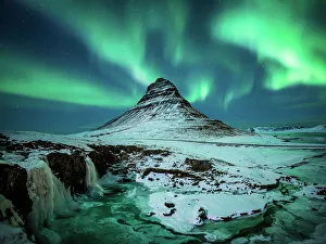 Images Dated 2nd April 2017: Aurora borealis over Kirkjufell during the night in Iceland