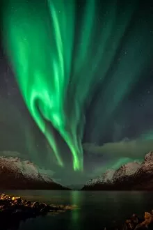 Images Dated 5th November 2015: Aurora over fjord
