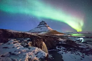Pete Lomchid Landscape Photography Collection: Aurora above mountain Kirkjufell mountain