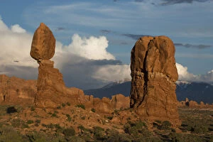 Images Dated 3rd May 2015: Balanced Rock against blue sky in Arches National Park, Utah, USA