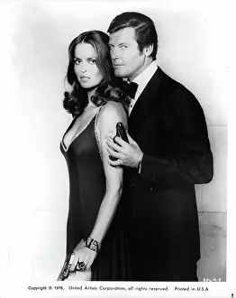Lac0026 Prints: Barbara Bach And Roger Moore In The Spy Who Loved Me