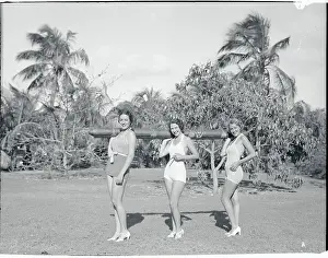 Tampa Prints: Bathing Girls Displaying Biggest Cigar in World