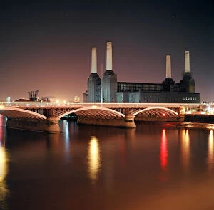Iconic Art Deco Battersea Power Station Collection: Battersea Power Station at night