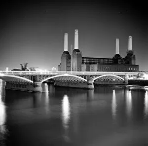 Iconic Art Deco Battersea Power Station Collection: Battersea Power Station at Night