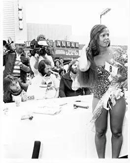 Beach Boys Sign Autographs