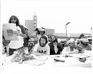 Beach Boys Sign Autographs