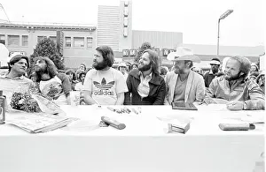 Beach Boys Sign Autographs
