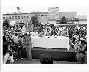 Beach Boys Sign Autographs