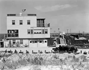 Images Dated 30th June 2008: Beach house with two car garage, car in driveway