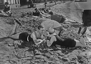 Henry Miller News Picture Service Collection: Beach Romance
