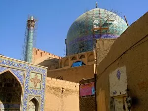 Images Dated 23rd October 2011: Beautiful Iranian Imam mosque from nearby alleys