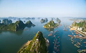 Images Dated 12th July 2015: Beautiful seascape in Halong bay, Vietnam