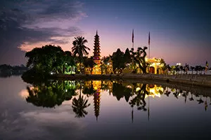 Images Dated 6th December 2016: Beauty Landscape of Tran Quoc Pagoda in sunset, Hanoi, Vietnam