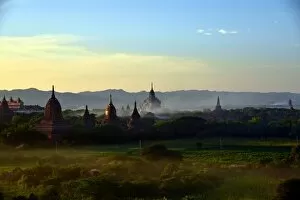 Images Dated 16th November 2015: Begin sunset to Old Bagan Myanmar