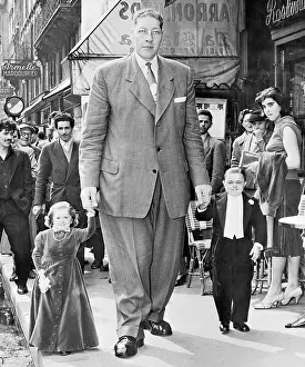 Belgium Giant, Midgent Couple Stroll