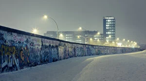 Images Dated 23rd October 2014: Berlin wall at winter with mist an nightlights