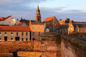 Wall Building Feature Gallery: Berwick-upon-Tweed (England) in the evening sun